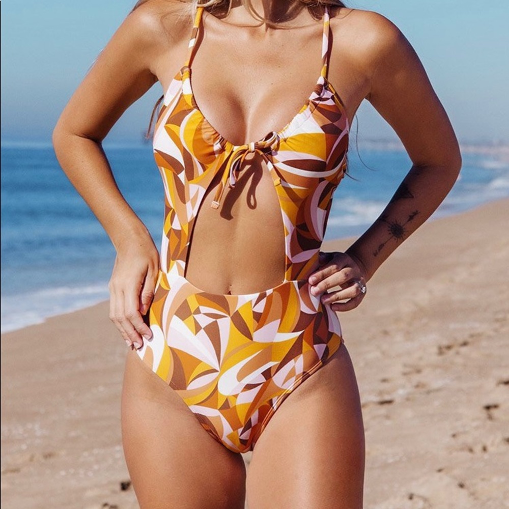 🔥NWT-Abstract Print Cut-Out One Piece Swimsuit🔥